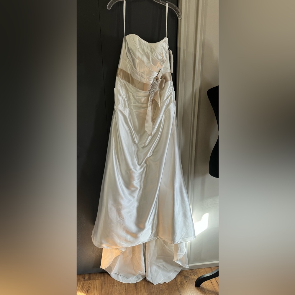 David's Bridal Strapless Charmeuse A-Line Size 14W Wedding Dress STYLE# 9OP1242 - Picture 12 of 16